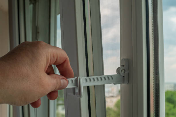 Master installed fixing limiter for opening a plastic window and checks its operation. Close-up of a hand checking the operation of window fittings. Home repairs. Installing window hardware. maestro instalado limitador de fijación para abrir una ventana de plástico y comprobar su funcionamiento. primer plano de una mano comprobando el funcionamiento de los herrajes de ventanas. reparaciones en el hogar. instalación de hardware de ventana