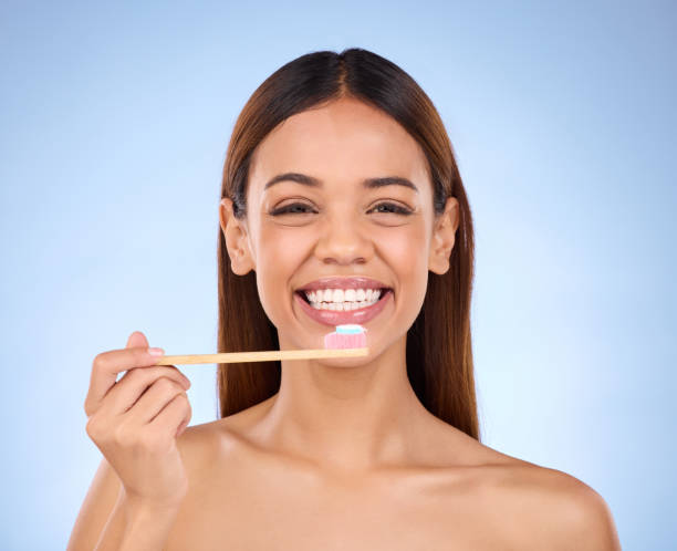 칫솔, 초상화, 치과 사진은 구강 위생을 위해 파란색 배경에 스튜디오에 있는 여성과 함께 있다. 입, 치과의사, 건강한 잇몸을 위해 양치질을 하는 매력적인 젊은 여성과 함께 청소합니다 - candy make up chewing gum blue 뉴스 사진 이미지