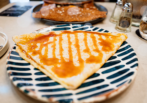 I am currently into Salted Caramel. When I dined out at a casual French restaurant, I found Salted Caramel French Crape on the menu.  It was a simple and thin crape, but it is so classic, isn't it ? Salty, Sweet and buttery caramel is a great match with crepe.