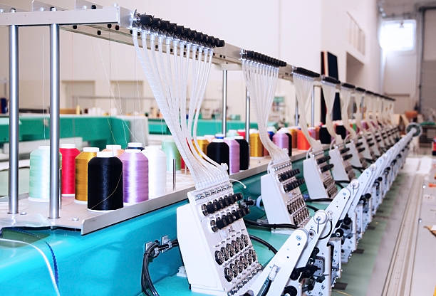 textile: broderie machine industrielle - textile industry textile textile factory machine photos et images de collection