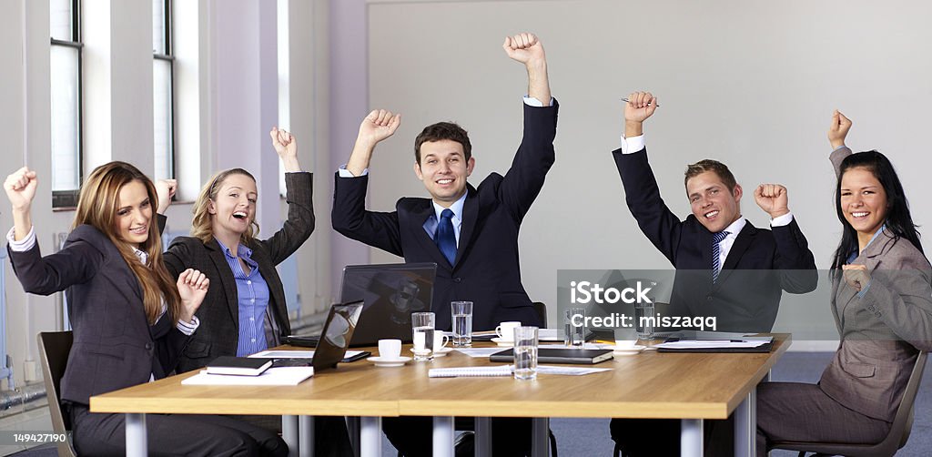 Victoria gesto realizados por cinco personas de negocios, una sala de conferencias - Foto de stock de Adulto libre de derechos