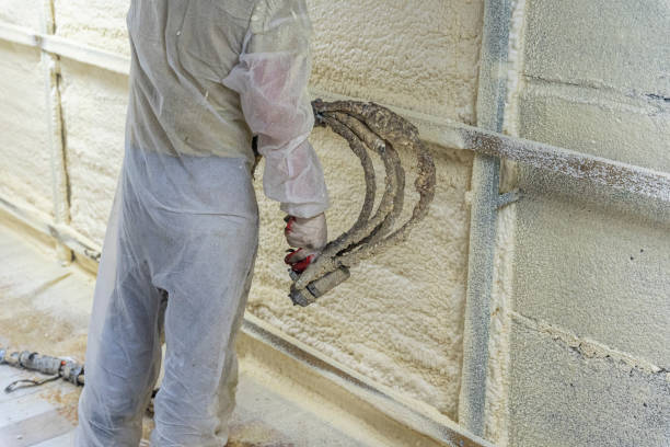 防護服を着た労働者がポリウレタンフォームで壁を断熱する - tools for construction ストックフォトと画像