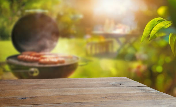 뒤뜰 정원에서 그릴 바비큐, 나무 테이블, 흐릿한 배경이 있는 여름 시간 - barbecue grill focus outdoors horizontal 뉴스 사진 이미지