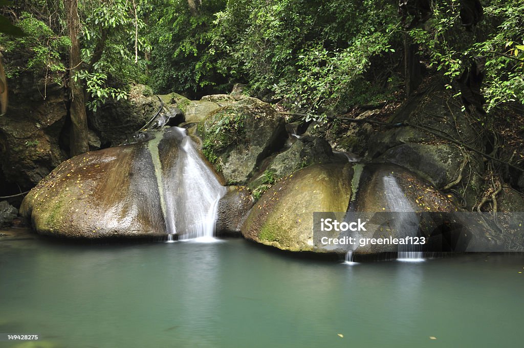 Cascate di Erawan in Thailandia - Foto stock royalty-free di Albero