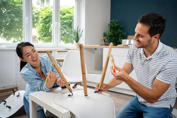 pareja multirracial barnizando los caballetes de la silla - home improvement couple painting real estate fotografías e imágenes de stock