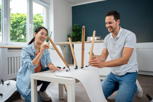 joven pareja multirracial juntos barnizando los caballetes de la silla - home improvement couple painting real estate fotografías e imágenes de stock