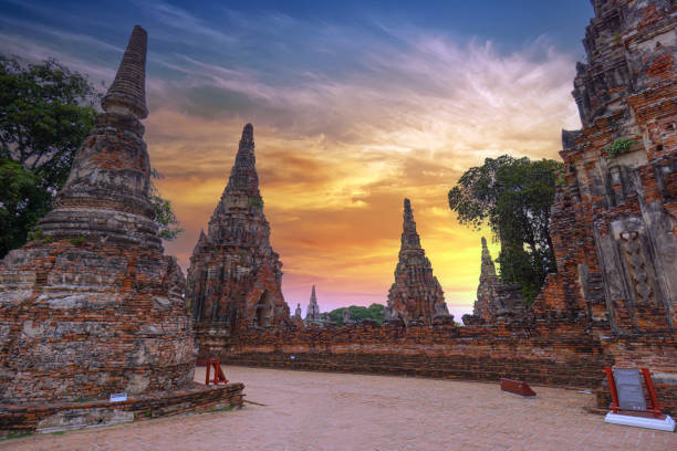 ayutthaya historical park, alter und wunderschöner tempel in der ayutthaya-zeit (wat chaiwatthanaram), thailand - wat chaiwattanaram stock-fotos und bilder