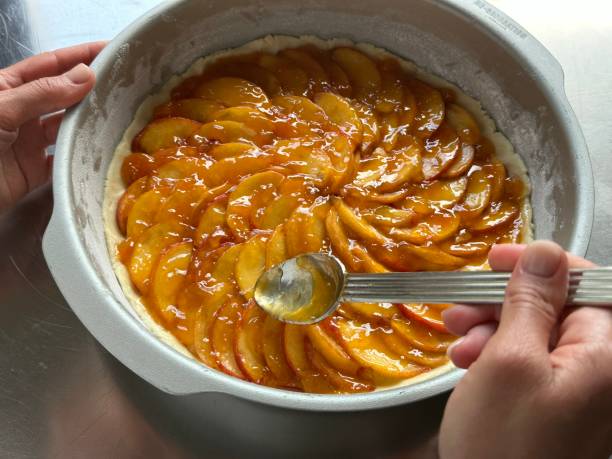 신선한 복숭아와 마멀레이드를 곁들인 복숭아 타르트 굽기 - peach jam 뉴스 사진 이미지