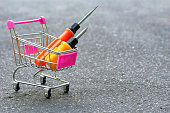 gelbe-und-orangefarbene-schraubendreher-in-einem-einkaufswagen-auf-einem-asphaltpflaster.jpg?b=1&s=170x170&k=20&c=djIf0C49__HiWocSAXXm3GOjOFFQ8mSXvwfx_eY8osA=
