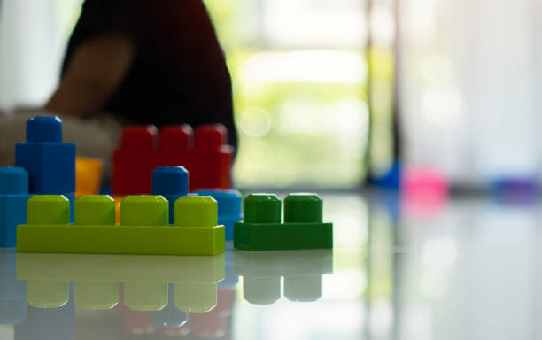 enfant jouant avec des formes en bois et des jouets colorés.  jeu créatif du concept de développement des enfants. - building block photos et images de collection