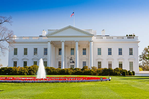 北ポルティコの white house ,washington dc ,usa . - washington dc day white house american flag ストックフォトと画像