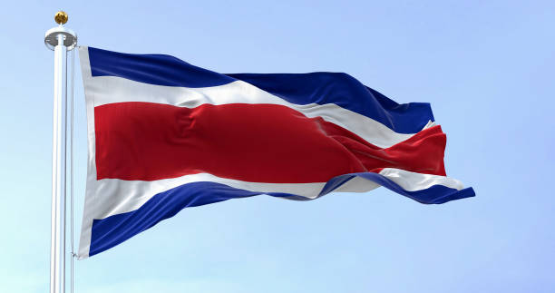 vista de perto da bandeira civil nacional da costa rica acenando ao vento - bandeira da costa rica - fotografias e filmes do acervo