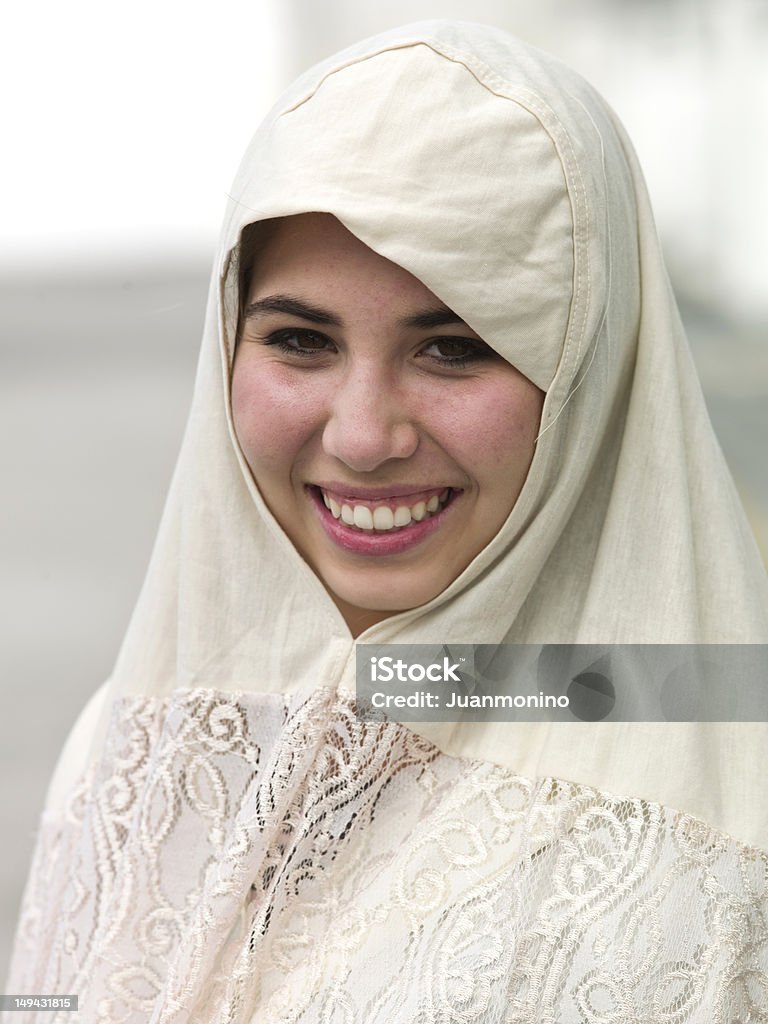 Adolescente sonriente de Oriente Medio - Foto de stock de Adolescencia libre de derechos