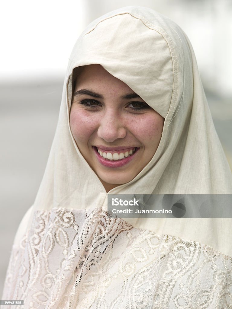 Портрет улыбающегося Ближнего Востока девушки - Стоковые фото Подросток роялти-фри