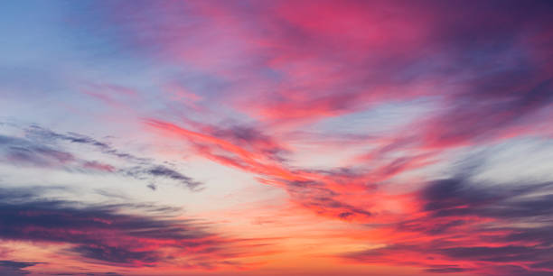 wolken am himmel. sonnenuntergang. wetter. - abstract air atmosphere stratosphere stock-fotos und bilder