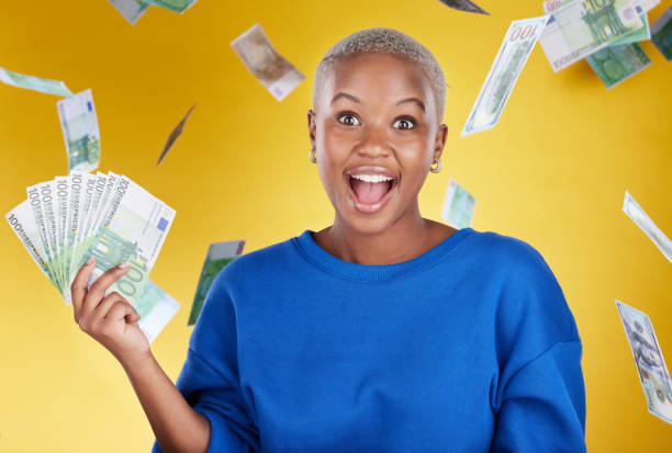 우승자, 초상화, 그리고 흥분한 흑인 여성은 노란색 배경에 고립된 스튜디오에서 유로를 들고 있다. 재정적 자유, 돈 비, 복권 당첨 후 현금을 가진 부유한 여성의 행복한 얼굴. - wallaroo 뉴스 사진 이미지
