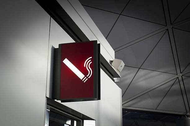 знак место курения в аэропорт - smoking sign стоковые фото и изображения