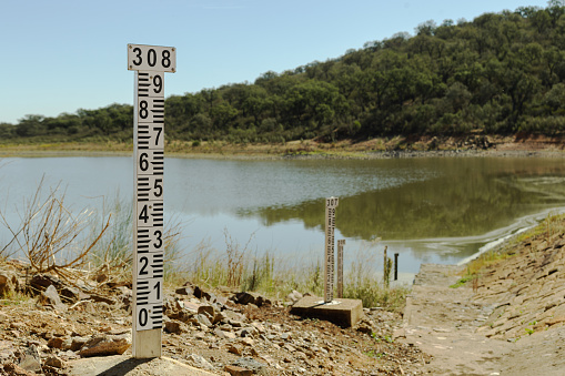 The water level meter of this dam demonstrates the scarcity of water that exists due to the lack of rain, there is drought and lack of water.