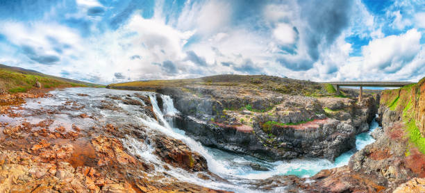 vista mozzafiato della cascata di kolufossar nella giornata di sole estivo. - kolufossar foto e immagini stock