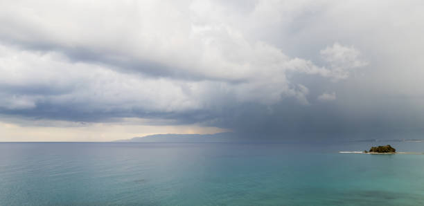 海に嵐の曇り空を持つドローンパノラマの海景。海の嵐。曇りの日 - cyprus paphos storm sea ストックフォトと画像