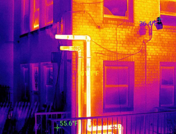 la tecnología de control infrarrojo reduce el consumo y los gastos de energía. imagen infrarroja térmica de tuberías que muestra el calor del conducto de aire para el sistema dividido en la fachada de la casa - heat leak fotografías e imágenes de stock