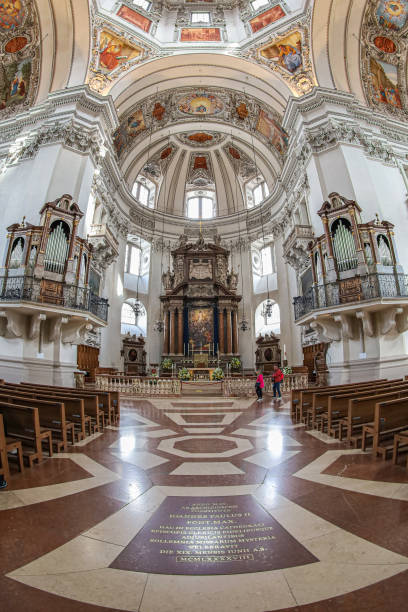 interior da catedral medieval de salzburgo, salzburgo, áustria - indoors cathedral salzburg cathedral salzburg - fotografias e filmes do acervo