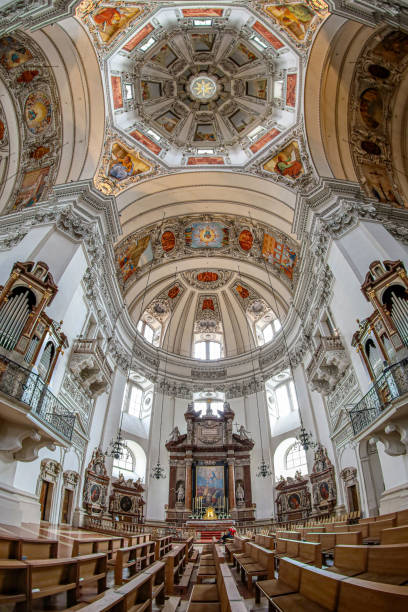 interior da catedral medieval de salzburgo, salzburgo, áustria - indoors cathedral salzburg cathedral salzburg - fotografias e filmes do acervo