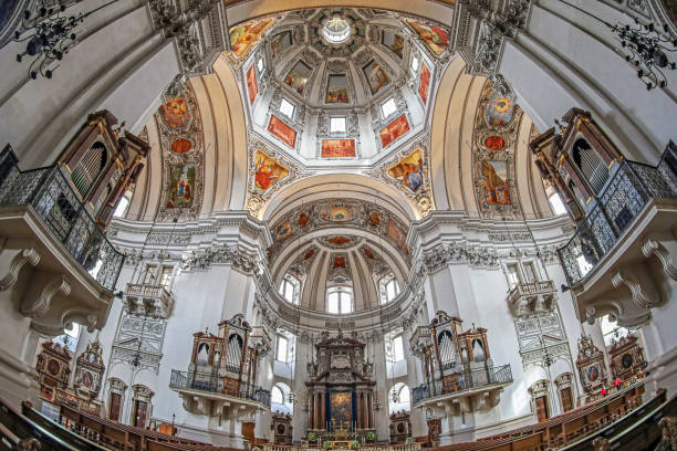интерьер средневекового зальцбургского собор�а, зальцбург, австрия - indoors cathedral salzburg cathedral salzburg стоковые фото и изображения