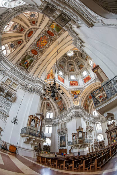 interior da catedral medieval de salzburgo, salzburgo, áustria - indoors cathedral salzburg cathedral salzburg - fotografias e filmes do acervo