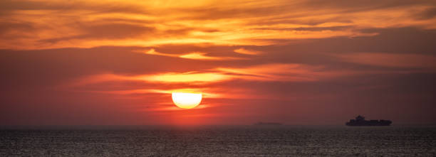 Sonnenuntergang in Virginia Beach mit Frachtschiff n Entfernung – Foto