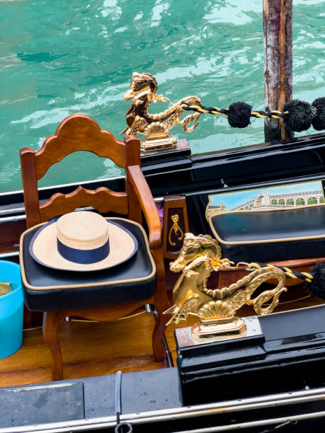밀짚모자를 쓴 곤돌라, 클로즈업 - venice italy gondola grand canal luxury 뉴스 사진 이미지