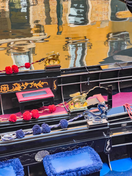 곤돌라 물 반사 - venice italy gondola grand canal luxury 뉴스 사진 이미지