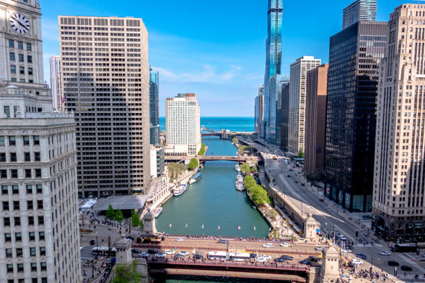 istock street and riverview scenes in downtown chicago 1494351087