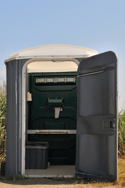 オープンドアポルタトイレ - porta potty ストックフォトと画像