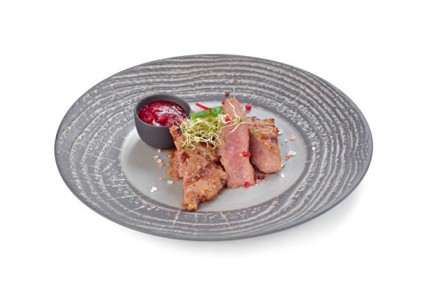 흰색으로 분리된 회색 접시에 구운 쇠고기 스테이크 - strip steak 이미지 뉴스 사진 이미지