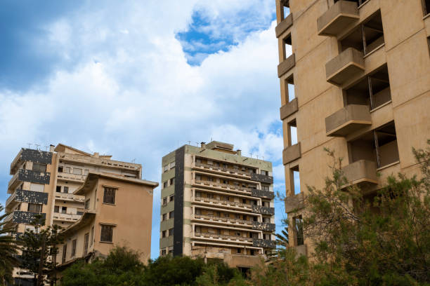 ville fantôme de varosha - hotel occupation photos et images de collection