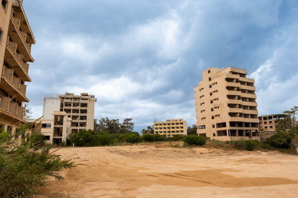 ville fantôme de varosha - hotel occupation photos et images de collection