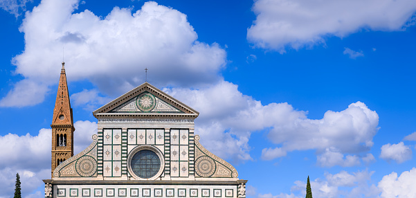 The marble facade of Santa Maria Novella is one of the most important exemples of the florentine renaissance. The S-shaped scrolls decorated with rosettes of inlaid marble  designed by Leon Battista Alberti are new and unprecedented in antiquity.