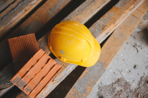 concepto de ingeniero e ideas de construcción con herramientas de equipo de casco amarillo en el sitio de construcción - inspector safety construction reflective clothing fotografías e imágenes de stock