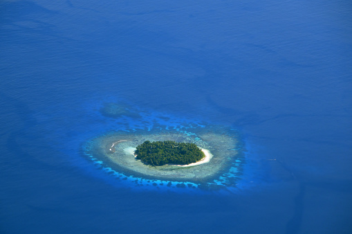 Fanannon island, Chuuk / Truk State, Federated States of Micronesia (FSM): aerial view of Fanannon island and its reef on Chuuk lagoon, Uman-Fonuweisom Municipality - flat islet covered in forest with a ring of golden beaches - located south-east of Uman Island.