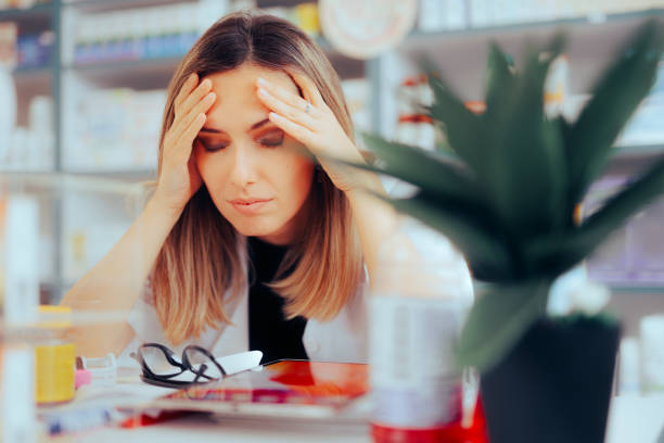 Un pharmacien inquiet souffrant de maux de tête et de stress - Photo