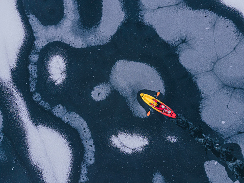 Personas en la naturaleza. Kayak en lago congelado. photo