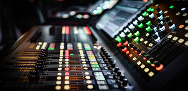 controllo professionale del mixer per la regolazione del suono e del volume - electric mixer sound mixer mixing playing foto e immagini stock