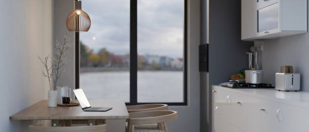 desain interior dapur apartemen modern dan minimalis dengan meja makan dan peralatan dapur - desain meja makan mini potret stok, foto, & gambar bebas royalti