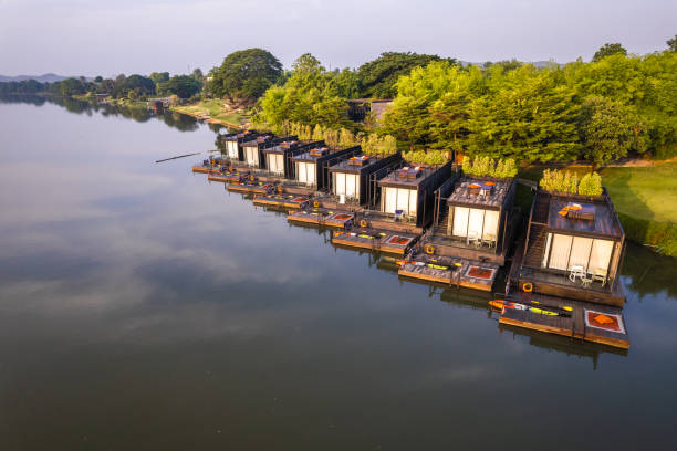 タイ、カンチャナブリ県のクワイ川と水上家屋の空撮 - kanchanaburi province ストックフォトと画像