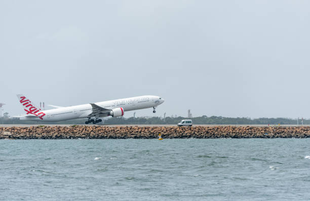 aeroporto internazionale di sydney con aereo di decollo. aerei vh-vpf, boeing 777-3zg, virgin australia - vh 3 foto e immagini stock