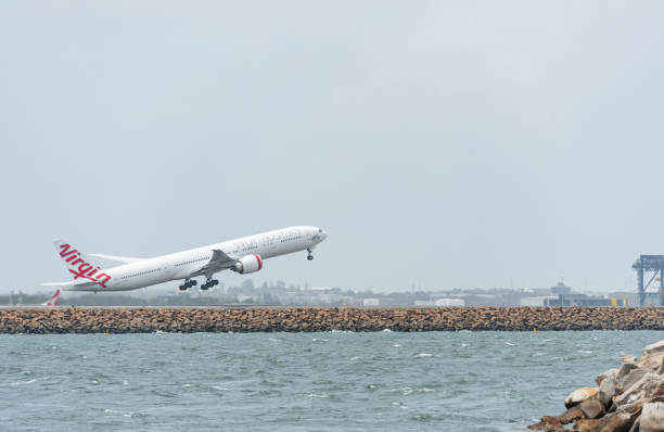 aeroporto internazionale di sydney con aereo di decollo. aerei vh-vpf, boeing 777-3zg, virgin australia - vh 3 foto e immagini stock