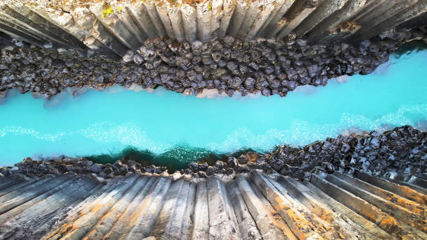 impresionante paisaje natural cañón de basalto de la vía fluvial studlagil, islandia - rock pattern canyon usa fotografías e imágenes de stock