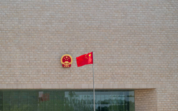 emblème national chinois et drapeau national chinois à pékin - flag china chinese flag majestic photos et images de collection