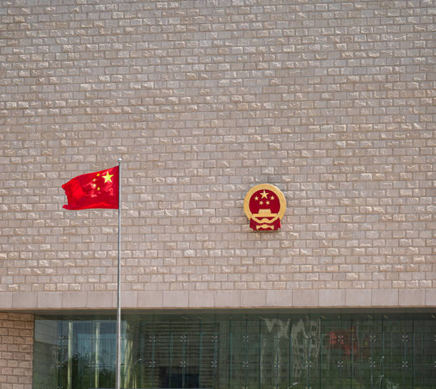 emblème national chinois et drapeau national chinois à pékin - flag china chinese flag majestic photos et images de collection